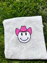 Load image into Gallery viewer, Howdy Sweatshirts,Cow girl sweatshirt, Cow Pattern Shirt, Western Sweatshirt , Cowboy Hat sweatshirts, embroidery
